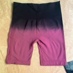SCRUNCH OMBRÉ WORKOUT SHORTS !!! Size M